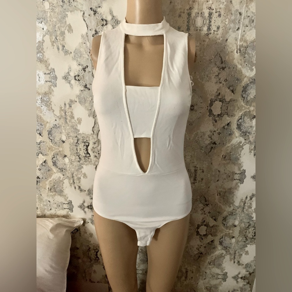 HIGH NECK WITH BUTTON CLOSURE CUT OUT WHOTE BODYSUIT THICK MATERIAL